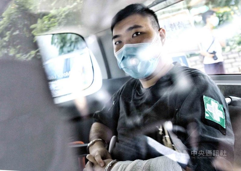 香港首宗國安法案被告唐英傑30日被法院判刑9年,法院早前裁定他煽動他人分裂國家罪及恐怖活動罪成。他在2020年「反送中」示威中騎著機車衝向防暴警察,機車插上寫有「光復香港,時代革命」的旗幟。圖為唐英傑的資料照片。(香港中通社提供)中央社 110年7月30日
