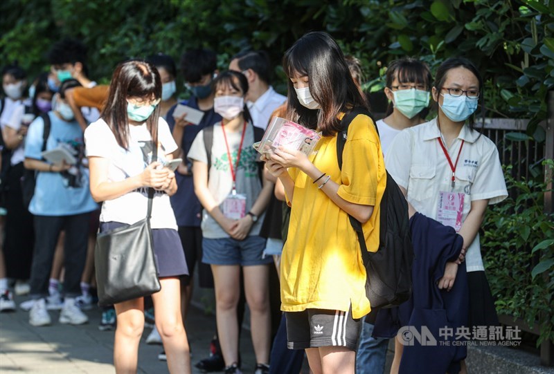 大學指考30日舉行最後一天考試,考科為歷史、地理、公民與社會;不少考生一早就來到考場外,配合防疫戴口罩,排隊準備進場應試。中央社記者鄭清元攝 110年7月30日