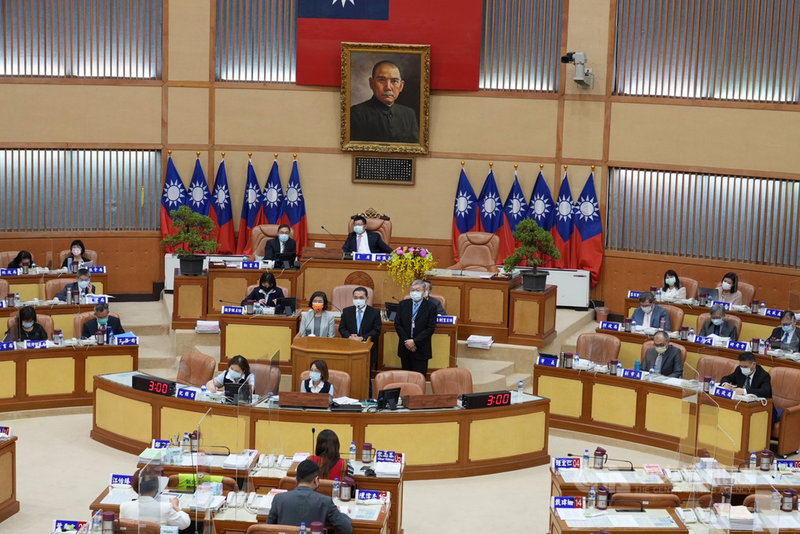 新北市議會30日進行市政總質詢,多名市議員向市長侯友宜(立者中)建議,盼將年輕爸媽等納入優先接種,及小學生開學後快篩等防疫措施。侯友宜說,篩劑昂貴,但可提供部分必要的預防性篩檢,請教育局研議。中央社記者沈佩瑤攝 110年7月30日