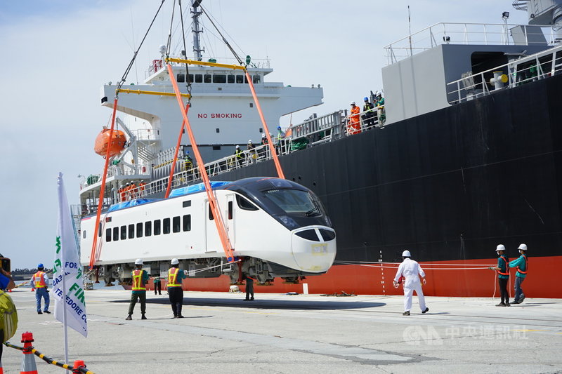 台鐵局首批EMU3000型城際列車30日上午抵達花蓮港進行卸船作業,若測試順利,最快今年底投入東部幹線疏運。中央社記者張祈攝 110年7月30日