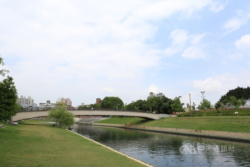 台中市大里區興大康橋周邊旱溪水域,為本屆東奧輕艇項目選手訓練基地,一旁的康橋水岸公園,為當地知名景點。(台中市政府提供)中央社記者蘇木春傳真 110年7月30日