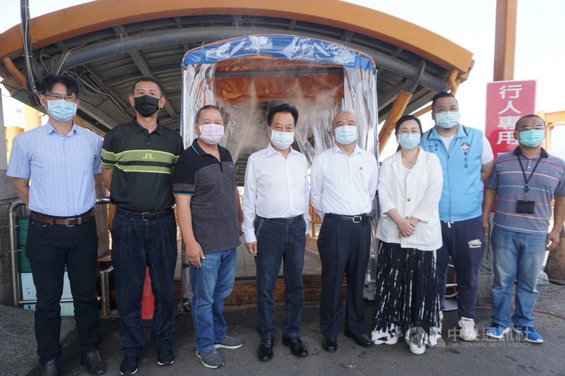 金門水頭碼頭「清消門」啟動儀式30日舉行,捐贈者塩本康佳生技董事長黃勤財(右4)、金門縣議會議長洪允典(左4)、烈嶼鄉長洪若珊(右3)、金門縣政府觀光處長丁健剛(右2)及金門縣議員石永城(左2)等人共同見證。中央社記者黃慧敏攝 110年7月30日