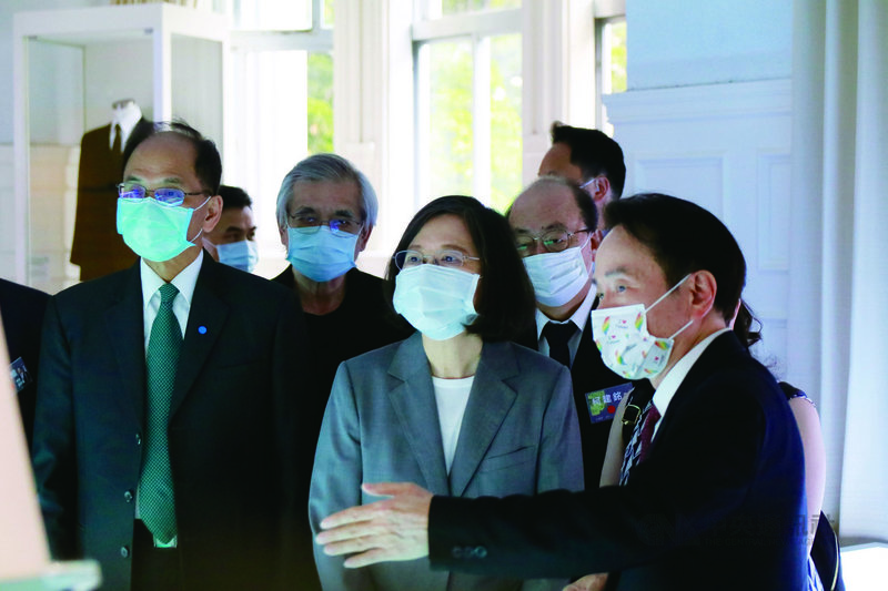 總統蔡英文(中)30日至國史館參加「關鍵1991:李登輝與台灣民主元年展覽」開幕,由國史館長陳儀深(右)負責解說,立法院長游錫堃(左)陪同出席。(國史館提供)中央社記者溫貴香傳真 110年7月30日