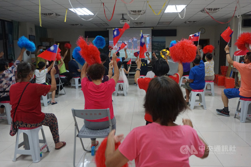 台灣羽球好手李洋、王齊麟搭檔出征東京奧運,30日在羽球男雙4強戰一路勢如破竹,成功挺進金牌戰。由於李洋出身金門,遠在古寧頭的鄉親也齊聚村民活動中心關注賽況,奪勝瞬間現場歡聲雷動。中央社記者黃慧敏攝 110年7月30日
