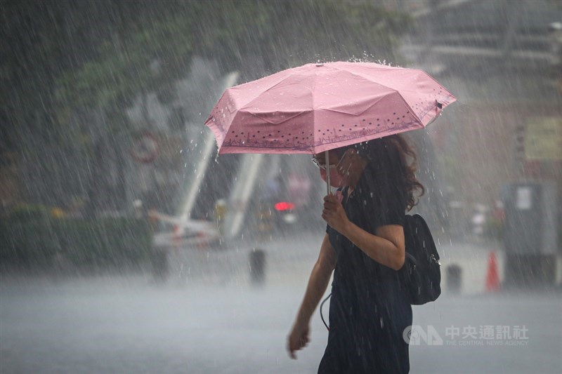 中央氣象局表示,未來一週西南風逐漸增強,降雨也有增多趨勢。中央社記者王騰毅攝 110年7月28日