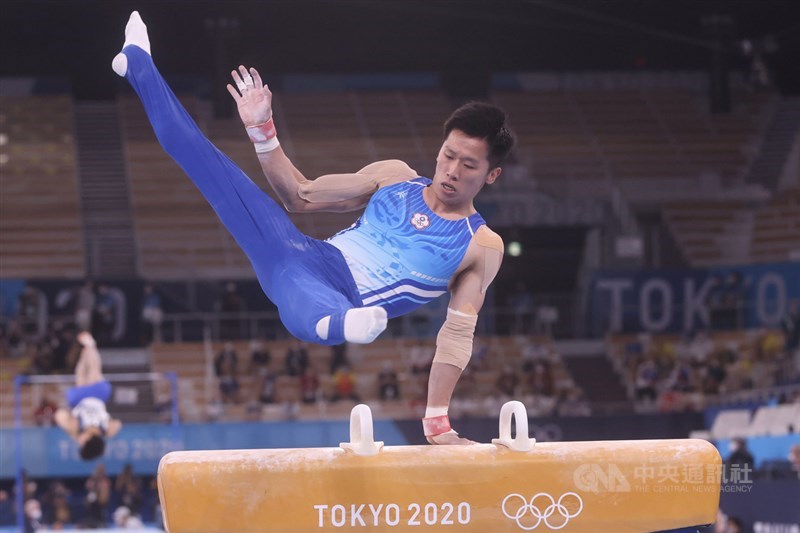 TOYOTA台灣總代理和泰汽車自2019年起宣布贊助競技體操選手李智凱。圖為李智凱28日在東京奧運體操男子全能決賽出賽,在擅長的鞍馬項目失誤,拿下12.666分。中央社記者吳家昇攝 110年7月28日
