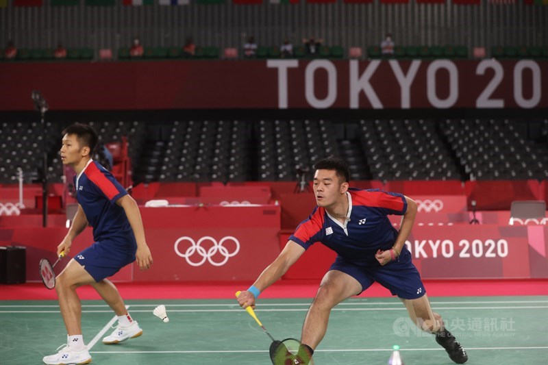 東京奧運羽球男雙王齊麟(右)、李洋(左)搭配,4強擊敗口中「大魔王」印尼隊組合、晉級金牌戰。(中央社檔案照片)