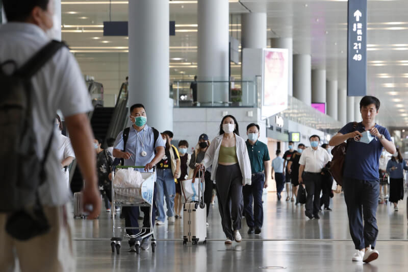 圖為上海虹橋國際機場旅客推著行李。（中新社）