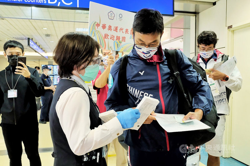 網球好手盧彥勳(前右)30日搭機返抵國門,體育署與中華奧會人員前往登機門迎接,並透過奧運代表團歸國檢疫專案,由專人引導通過專屬檢疫、通關作業櫃台,沿途許多海關及檢疫人員,都為他們鼓掌加油,歡迎他回到台灣。中央社記者吳睿騏桃園機場攝 110年7月30日