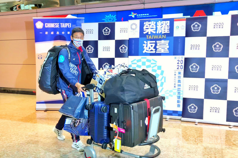參加東京奧運的台灣網球選手盧彥勳30日返抵國門,盧彥勳說,不管打得好或不好,回到台灣就像是回到家,他覺得民眾都給了他們很多鼓勵、支持和溫暖,對他的支持是有始有終,他真的很感激,也非常榮幸與榮耀能代表國家參加奧運等任何比賽,希望將來還有機會參與國家盛事。中央社記者吳睿騏桃園機場攝 110年7月30日