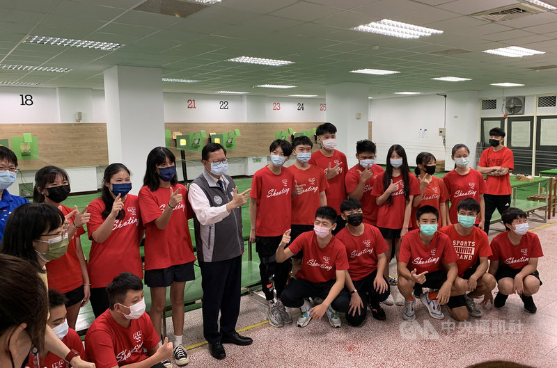 桃園市長鄭文燦(灰衣者)30日到南崁高中觀看東京奧運女子25公尺火藥手槍決賽,並與一同觀賽的南崁高中射擊隊合影。中央社記者葉臻攝 110年7月30日