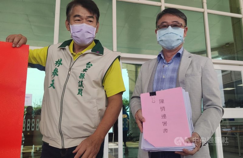 台東縣長饒慶鈴30日上午前往台東縣議會報告「疫後經濟振興方案」,宣布台東熱氣球活動8月14日登場。池上鄉民林建宏(右)等人帶著池上鄉352份「陳情連署書」前往現場,建議台東縣政府暫停舉辦2021年熱氣球活動。中央社記者盧太城台東攝 110年7月30日