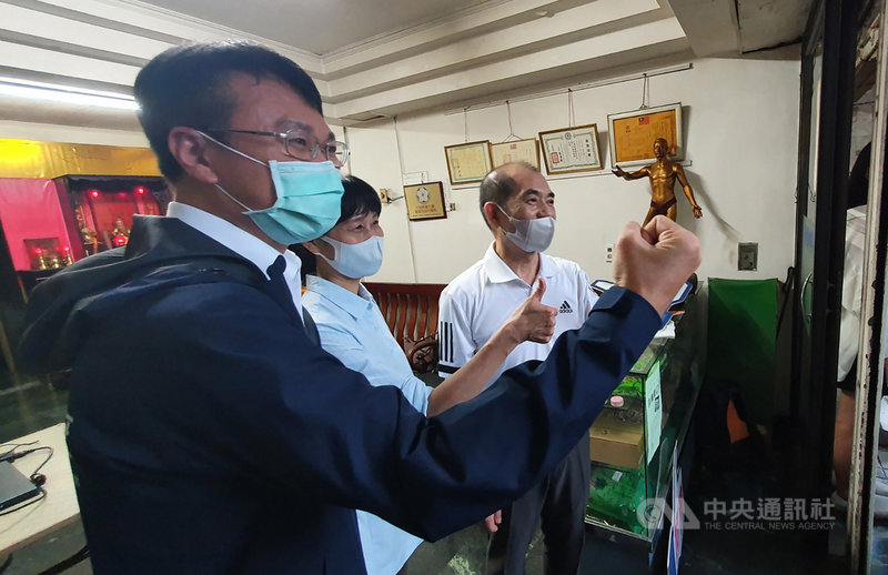台灣射擊女將吳佳穎30日出戰東京奧運女子25公尺火藥手槍決賽,最終以第5名作收。高雄市運動發展局長侯尊堯(左)前往吳佳穎住處,與吳爸爸(右)、吳媽媽(右2)一起觀賽,眾人也為吳佳穎打氣,希望她繼續加油。中央社記者洪學廣攝 110年7月30日
