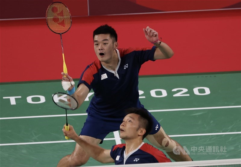 李洋(前)、王齊麟(後)、30日在東京奧運羽球男雙4強賽擊敗印尼對手、闖進金牌戰,兩人賽後都在臉書貼出國旗,並說「我台灣人我驕傲」、「我來自台灣」。(中央社檔案照片)