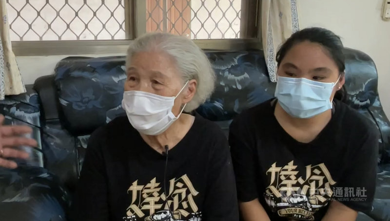 拳擊女王陳念琴30日上午在東京奧運拳擊8強賽事無緣晉級。陳念琴的奶奶楊阿榮(左)和妹妹陳念祖(右)守在花蓮光復家中電視前看轉播,2人也對陳念琴喊話「辛苦了!下一次加油」。(讀者提供)中央社記者張祈傳真 110年7月30日