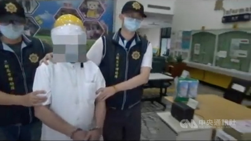 65歲洪姓男子(白衣)涉以行動算命車方式,在大桃園和新北地區斂財騙色。新北警方29日凌晨出擊,前往桃園市蘆竹區拘提洪嫌到案,並查扣作案用行動廂型車1部,算命改運羅盤、法器一批等證物;洪男經檢方聲押獲准。(翻攝畫面)中央社記者沈佩瑤傳真 110年7月30日