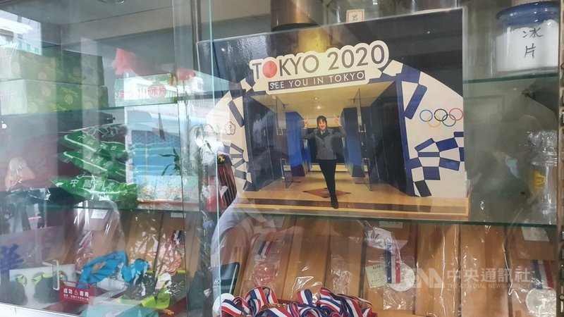 台灣射擊好手「證件妹」吳佳穎挺進東奧射擊項目女子25公尺手槍下午決賽,高雄市前鎮區住家擺滿許多過去拿下的獎牌和獎章。中央社記者洪學廣攝 110年7月30日