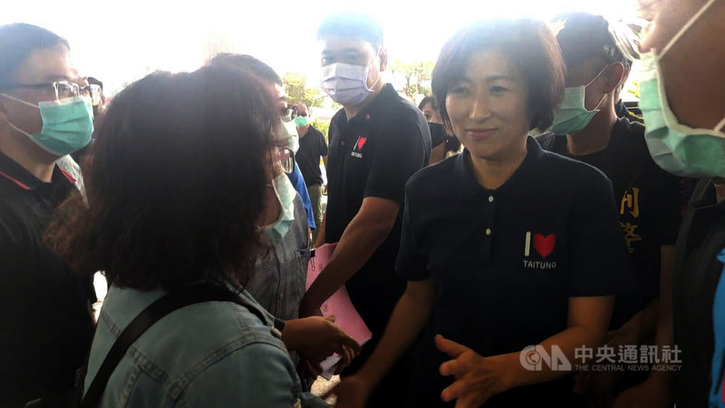 台東縣長饒慶鈴(前右)30日前往台東縣議會專案報告時遇民眾陳情,台東縣議員林參天指出,饒慶鈴從下車到進入會議室約5分鐘時間都未戴口罩。中央社記者盧太城台東攝 110年7月30日