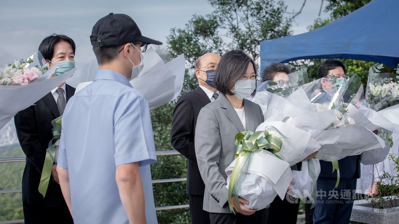 前總統李登輝辭世週年,總統蔡英文(前右)30日前往五指山軍人公墓特勳區,獻花、鞠躬致意,表達追思。(總統府提供)中央社記者謝佳珍傳真 110年7月30日