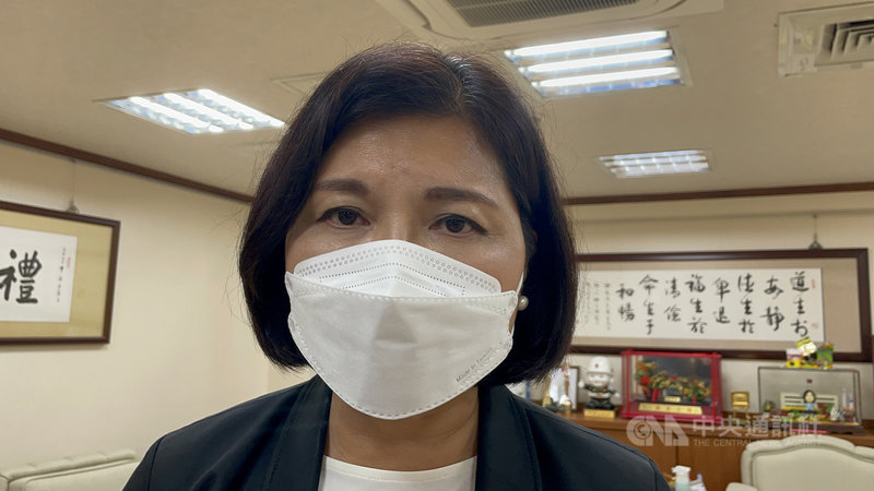 嘉義爆發職場群聚事件,至今累計11人確診。鄰近的雲林縣縣長張麗善(圖)30日指出,疫情持續至今,縣內許多企業安排定期快篩,縣府也在縣內設置多處快篩亭,呼籲跨縣市工作的雲林縣民主動就近檢驗,讓個人、家庭和社區安心。中央社記者姜宜菁攝 110年7月30日