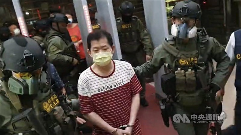 刑事警察局懷疑天道盟美鷹會要角王鑫(中)等人涉重大刑案,掌握線索後,29日赴王鑫在新北市住處搜索逮人,並循線拘提幫派其他重要成員到案。經漏夜偵訊,警方依違反組織犯罪防制條例等罪嫌將王鑫等4人移送台北地檢署偵辦。(翻攝畫面)中央社 110年7月30日