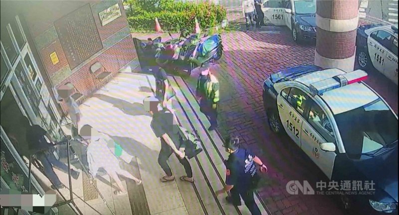 5名求職者到高雄應徵工作,卻被當人頭申辦逾15個帳戶,集中軟禁在台南旅店。警方29日趕往台南某間旅店救出5人,並逮捕21歲黃姓男子等8人送辦。(台南市警局提供)中央社記者張榮祥台南傳真 110年7月30日