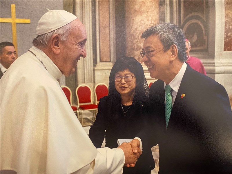 教宗方濟各(前左)任命前副總統陳建仁(前右)為教廷宗座科學院院士。(圖取自facebook.com/chencj)