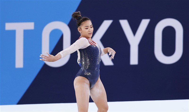 東奧女子體操,美國隊巨星拜爾絲退出個人全能項目,18歲的蘇妮莎.李伊(圖)挺身而出,為美國隊保住金牌。(共同社)