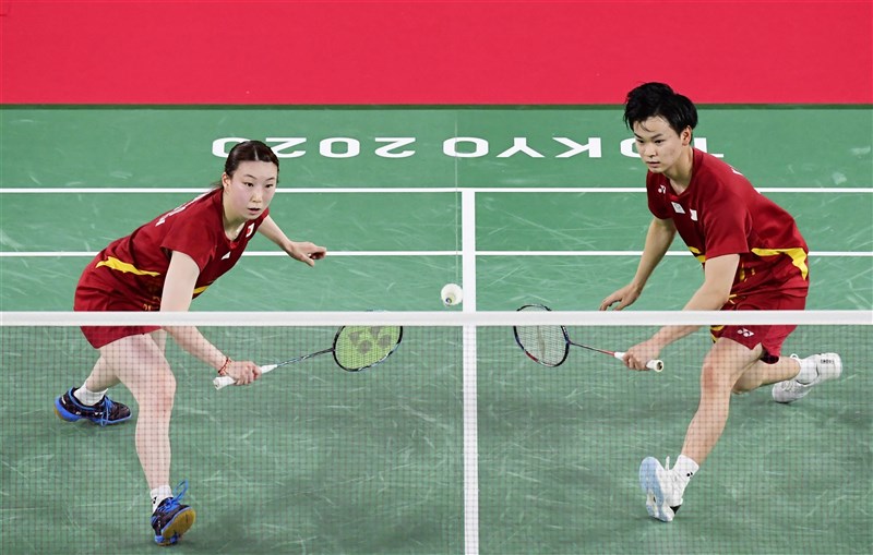 日本羽手選手東野有紗(左起)與渡邊勇大30日在東奧混雙銅牌戰擊敗香港對手,拿下日本在奧運混雙項目首面獎牌。(共同社)
