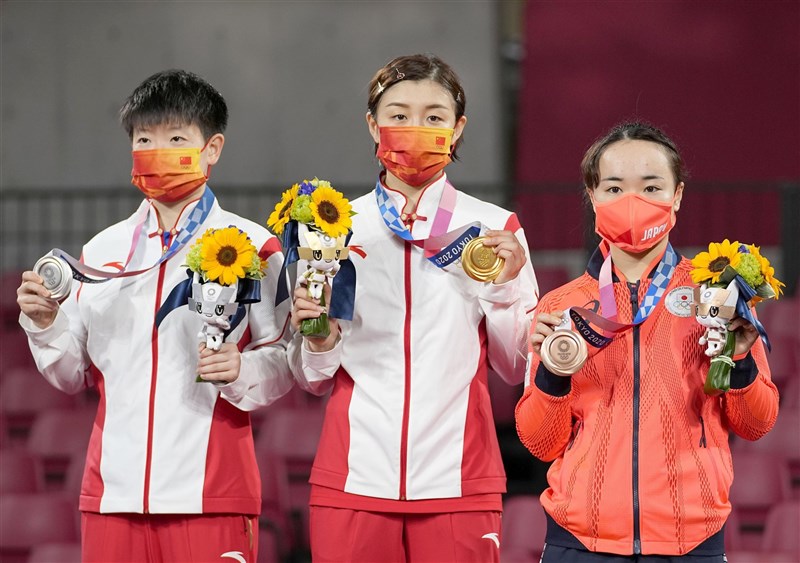 東京奧運29日桌球女單決賽,中國隊的陳夢(中)擊敗同胞孫穎莎(左)拿下金牌,日本好手伊藤美誠(右)摘銅。(共同社)