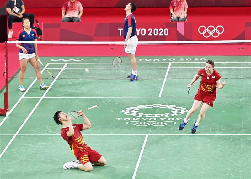 日本羽手選手渡邊勇大(前左)與東野有紗(前右)30日在東奧擊敗香港對手奪銅牌後,在場上歡呼。(共同社)