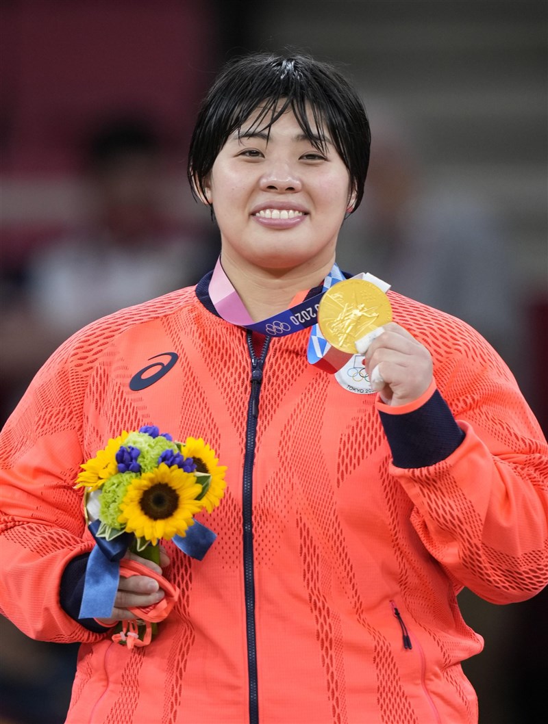 柔道女子78公斤以上級的日本選手素根輝,首次出賽奧運就奪下東奧金牌,是繼2004年雅典奧運以來,再度有日本選手在這個量級奪金。(共同社)