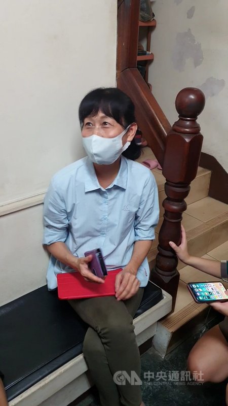 東京奧運射擊項目女子25公尺手槍30日上午進行第2天資格賽(快射),台灣射擊好手吳佳穎母親(圖)在獲悉女兒2天資格賽累積584分擠進前8名、確定挺進下午決賽後,終於卸下心中大石,神情也放鬆許多。中央社記者洪學廣攝 110年7月30日