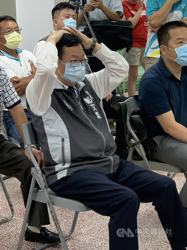 桃園市長鄭文燦(前左)30日到南崁高中與射擊隊教練、選手們一起觀看台灣射擊好手田家榛出戰東京奧運女子25公尺火藥手槍決賽,在田家榛遭淘汰離場時難掩失落神色,但仍向田家榛喊話,「你的運動員精神讓全世界看見台灣」。中央社記者葉臻攝 110年7月30日