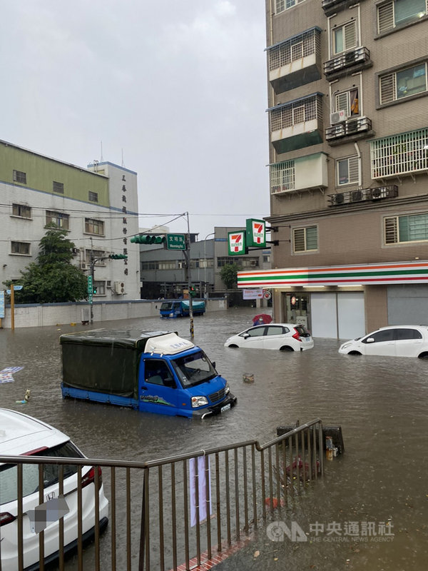 桃園市龜山區30日下午因為突如其來的強降雨，造成文明路與文德二路口、桃園機場捷運A8長庚醫院站前的復興一路與文化一路口等多處發生積淹水，水深達車輪高度。（警方提供）中央社記者葉臻傳真 110年7月30日