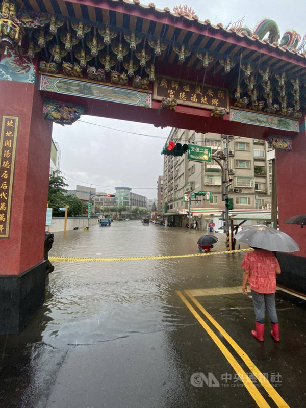 中央氣象局30日下午對桃園市發出大雨特報，龜山區因為大雨造成多處路段淹水。（警方提供）中央社記者葉臻傳真 110年7月30日