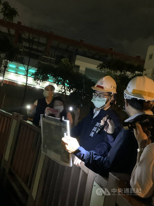中央氣象局預估南部地區有局部豪雨等級以上發生機率,高雄市長陳其邁(右2)30日晚間前往視察鳳山曹公圳分洪計畫,並聽取水利局簡報。(高雄市水利局提供)中央社記者洪學廣傳真 110年7月30日
