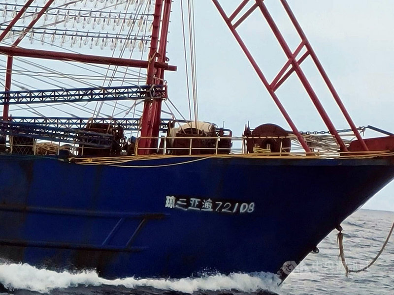 中國籍「瓊三亞漁」72107、72108號(圖)大型漁船31 日闖入蘭嶼海域約10海里,已明顯越界,海巡艦艇立即前往驅離。(漁民提供)中央社記者盧太城傳真 110年7月31日