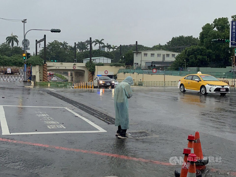 西南氣流影響,台南市局部區域31日上午出現強降雨,造成5個行政區12處淹水。(台南市政府提供)中央社記者張榮祥台南傳真 110年7月31日