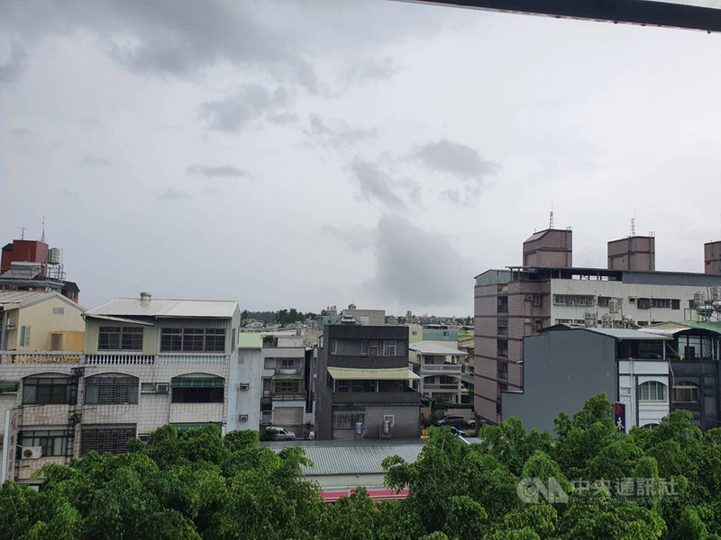 屏東31日一整天下雨,雨時大時小,全縣都籠罩在雨情中,根據中央氣象局資料,截至下午1時,屏東累積雨量146毫米。中央社記者郭芷瑄攝 110年7月31日