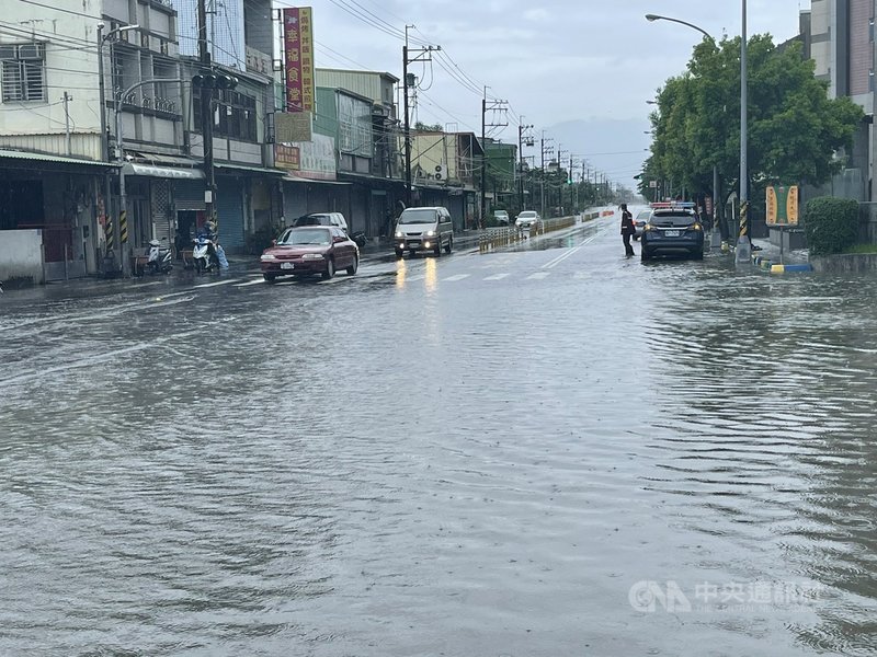 受到西南氣流影響,屏東31日一整天下雨,根據中央氣象局資料,截至下午1時,屏東累積雨量146毫米,鹽埔鄉大仁科技大學前道路積水。(里港警分局提供)中央社記者郭芷瑄傳真 110年7月31日