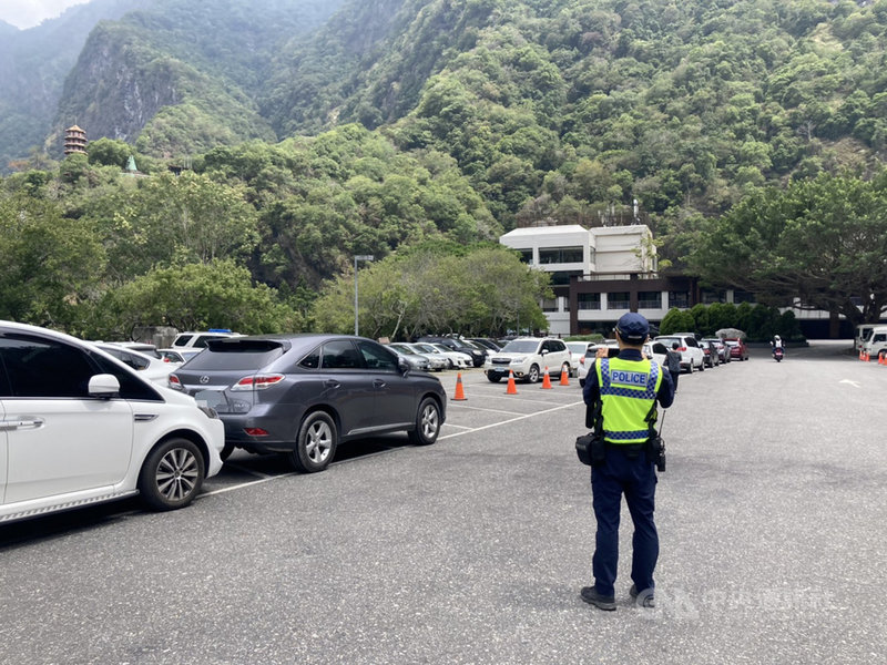 國內疫情警戒降為2級的首個假日,太魯閣國家公園31日上午入園人數不少,警方加強熱門景點天祥、白楊步道等停車場巡邏,取締違規行為。(太管處提供)中央社記者張祈傳真 110年7月31日