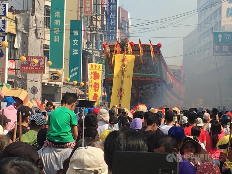 屏東縣東港、琉球及南州3鄉鎮每3年1科舉辦為期7天的「迎王平安祭典」,原定10月8日舉辦的琉球鄉三隆宮考量疫情決定延至到12月,東港鎮東隆宮、南州鄉代天府暫定不延。圖為東港東隆宮往年活動情形。中央社記者郭芷瑄攝 110年7月31日