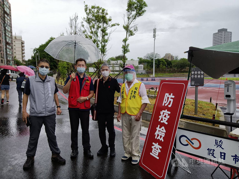 新竹公園假日市集31日正式重啟,市府實施嚴格防疫措施,採出入口管制、落實實聯制、入內量體溫、人流控管,消費者禁止邊走邊吃、僅供外帶,現場並安排工作人員加強防疫相關作業查核。(新竹市政府提供)中央社記者魯鋼駿傳真 110年7月31日