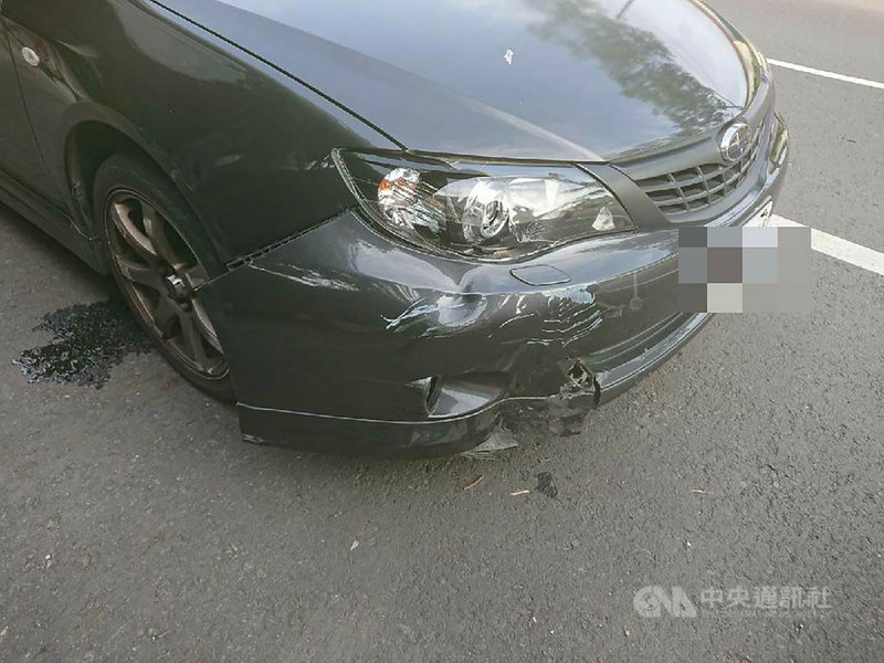 彰化一名蔡姓男子懷疑妻子出軌,30日傍晚酒駕尾隨騎機車下班的妻子,並從後方撞倒她,警方獲報逮捕蔡男送辦,檢方31日訊後聲押蔡男。圖為蔡男所駕駛汽車。(民眾提供)中央社記者蕭博陽彰化縣傳真 110年7月31日