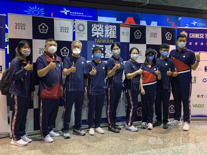 代表台灣出征本屆東京奧運的射擊隊好手及教練們,31 日下午結束比賽行程搭機返台,眾人一同合影比讚留念。中央社記者葉臻攝 110年7月31日