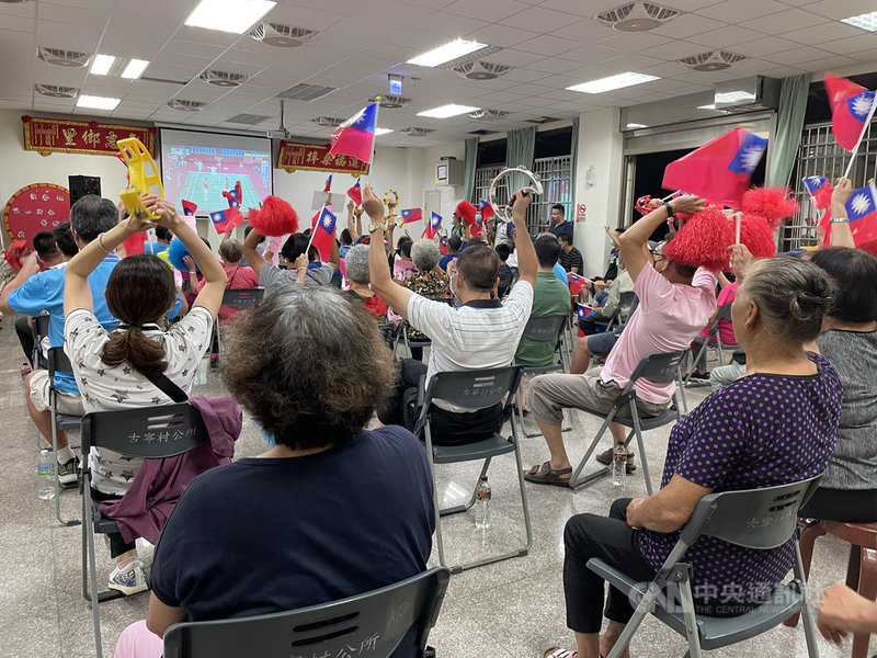 金門籍羽球好手李洋與搭檔王齊麟31日晚間出征東京奧運羽球男雙金牌戰,金門鄉親晚間齊聚古寧頭村民活動中心為他加油打氣,最終「麟洋配」成功直落二摘金,這也是台灣第一面羽球奧運金牌。中央社記者黃慧敏攝 110年7月31日