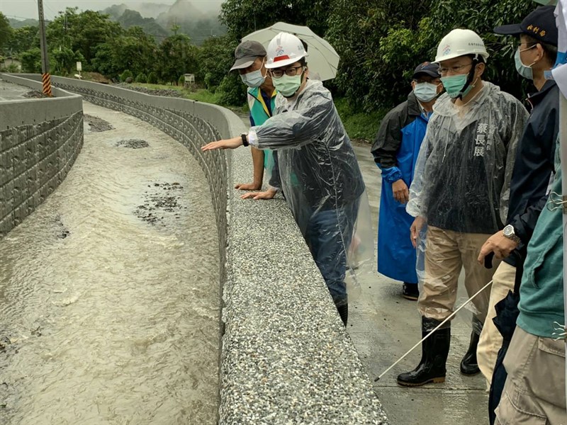 西南氣流造成高雄大面積強降雨，多處傳災情。高雄市長陳其邁（前左）31日下午率水利局人員前往美濃區福美路與美濃湖、六龜區中興里、荖濃長份野溪等處了解各項改善工程進度。（高雄市水利局提供）中央社記者洪學廣傳真 110年7月31日