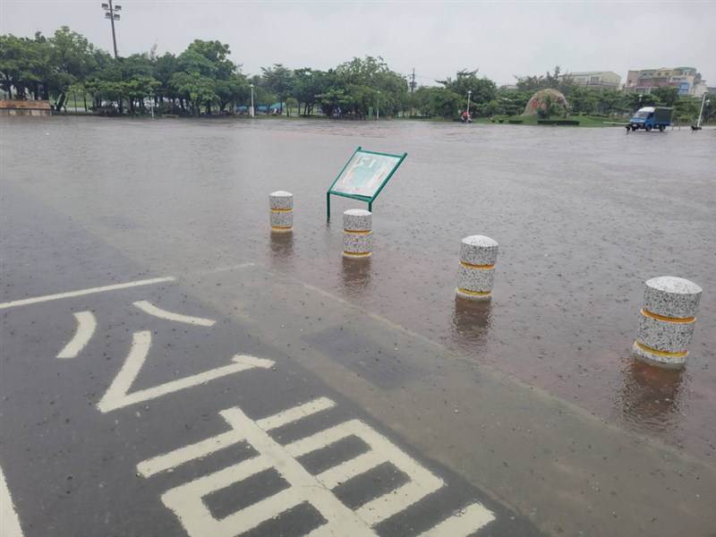 台南市局部區域31日上午出現強降雨，造成5個行政區12處淹水，雨勢稍緩後陸續退水。（台南市政府提供）中央社記者張榮祥台南傳真　110年7月31日