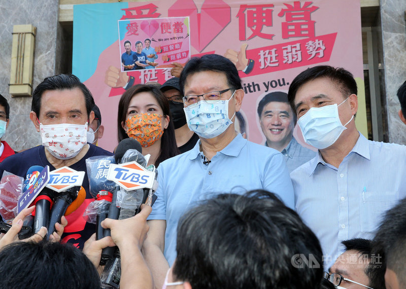 前總統馬英九(前左)31日出席由中廣董事長趙少康(前中)、前國民黨副主席郝龍斌(前右)等發起的「文山區愛心便當 挺餐廳、挺弱勢」記者會,他會後受訪時針對國民黨主席選舉表示,希望有能力的人都可以出來。中央社記者郭日曉攝 110年7月31日